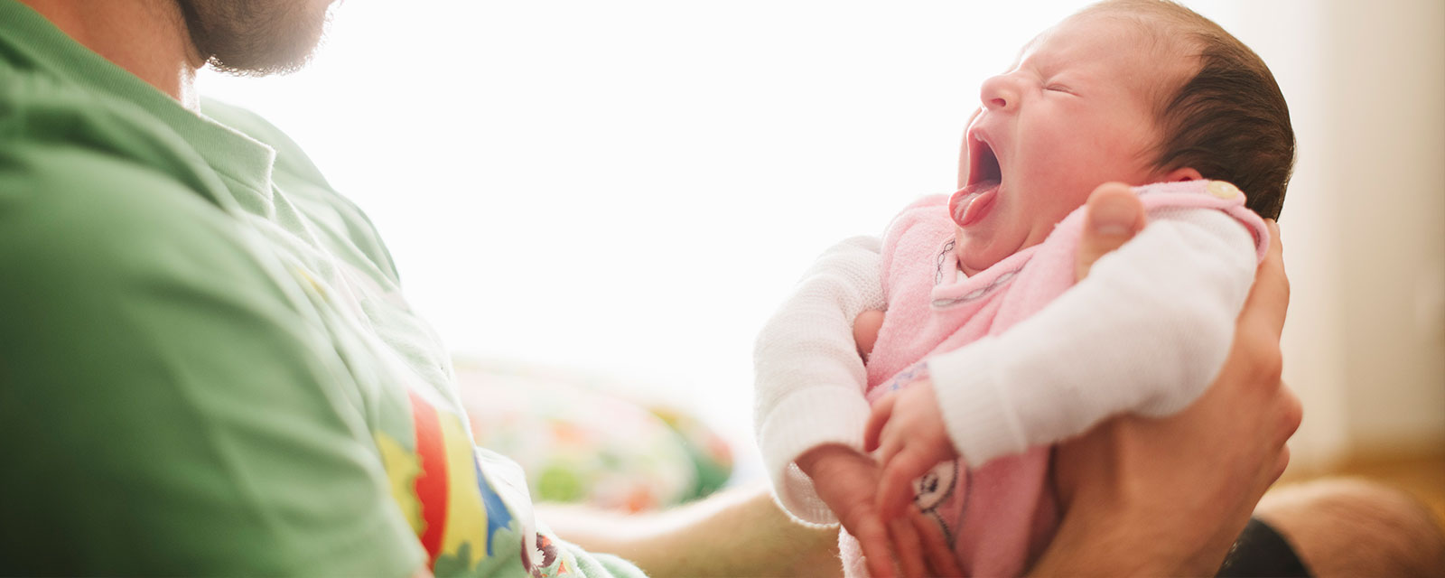 Період фіолетового крику: причини незрозумілого плачу та колік у немовляти
