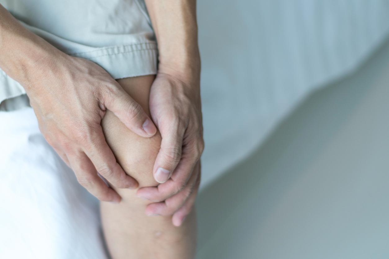 Бурсит колінного суглоба:  основні симптоми та методи лікування запалення