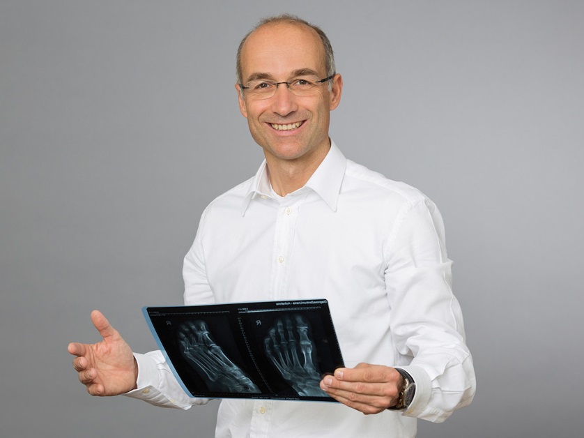 Профессор Ханс-Йорг Трнка, практикующий ортопед в центре хирургии стопы частной клиники «Конфратернитет» 